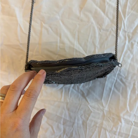 Elegant Silver Shell Evening Clutch - Picture 2 of 7